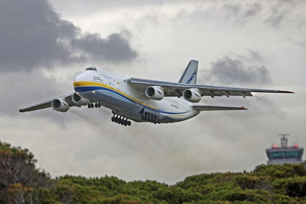 L'un des Antonov 124-100 encore en service dans le monde a fait escale dans les Pyrénées ce mardi 5 novembre 2024, pour une mission de transport spéciale.