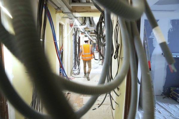 Rénovation de vieux fils électriques par un électricien Brest