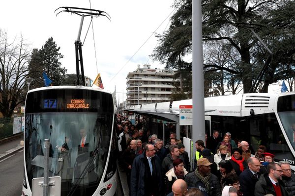 Dans le bassin genevois, ici la ligne de tramway entre Annemasse et la Suisse, de nombreux ménages viennent s'installer en raison du dynamisme économique. 