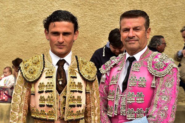 André Lagravère "El Galo", frère cadet de Michelito, aux côtés de son père et banderillero Michel Lagravère. Vergèze, 2 avril 2017, première novillada avec picador du jeune torero franco-mexicain.