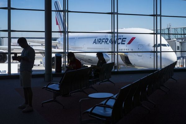 Des voyageurs patientent au sein de l'aéroport de Roissy, en août 2018. Photo d'illustration. 