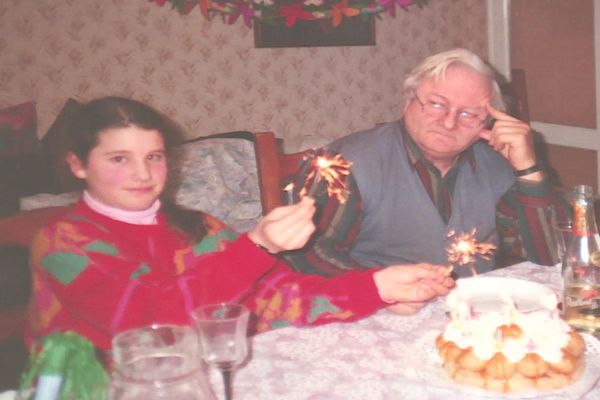 Isabelle Ballesteros et son père Lucien Camps, curé du diocèse de Perpignan/Elne, lors de l'un de ses anniversaires en famille.