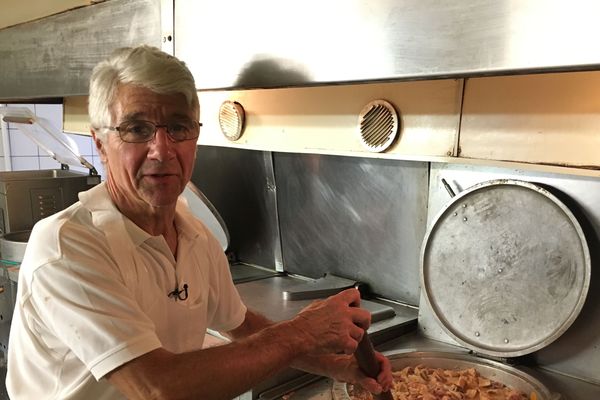 Voilà près d'un siècle et demi que les recettes de tripes se perpétuent dans cette boucherie du centre-ville de Thiers, dans le Puy-de-Dôme. Son propriétaire, petit-fils du fondateur, souhaite la vendre pour un euro symbolique.