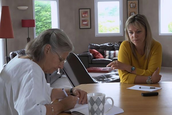 Marie Thibaud, fondatrice du collectif Stop aux Cancers de nos Enfants et Annie Thébaud-Mony, sociologue de la santé, en réunion