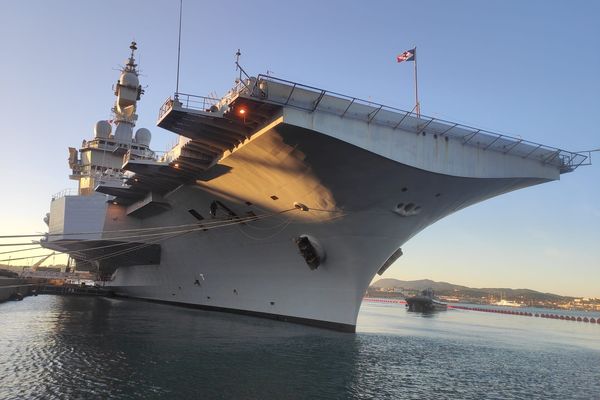 Le porte-avions Charles-de-Gaulle a quitté le port de Toulon pour une mission, ce 28 novembre 2024.