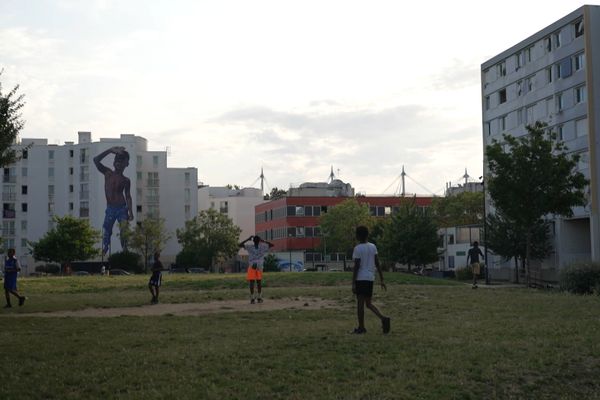 A deux pas du Stade de France, le foot est plébiscité par les jeunes dans le quartier du Franc-Moisin à Saint-Denis.