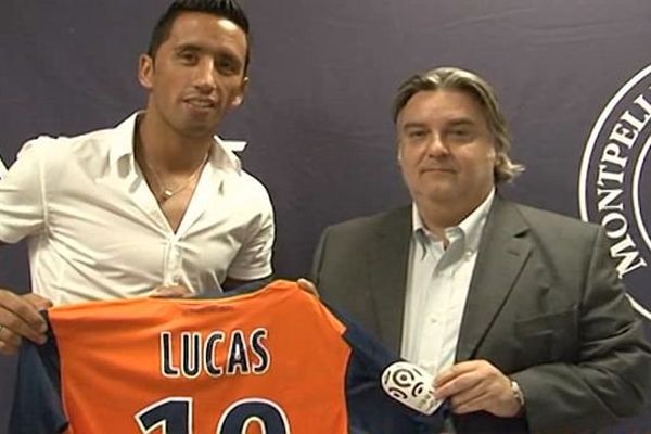 Montpellier - Lucas Barrios reçoit le maillot de N°10 du MHSC des mains du président délégué Laurent Nicollin - 12 août 2014