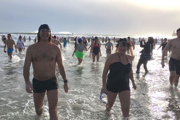 Les baigneurs sur la plage des Sables-d'Olonne le samedi 6 janvier 2018 