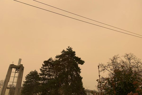 Un ciel alsacien teinté de jaune orangé du Sahara, photographié le samedi 6 février dans l'agglomération de Mulhouse.