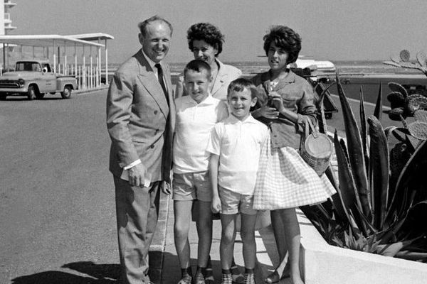  Bourvil (G) photographié dans les années 1960 avec les membres de sa famille près d'une plage à Marseille.