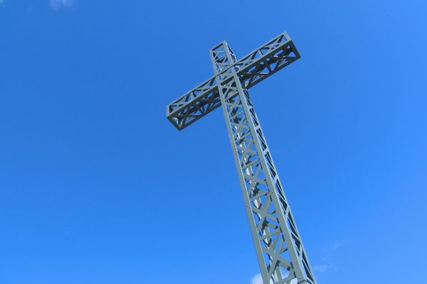 Une nouvelle croix est présente au Pic Saint-Loup.