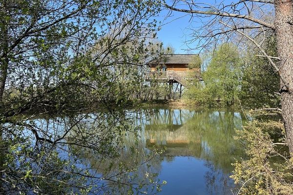 L'une des six cabanes perchées de Rémi Gipoulou à Capdrot en Dordogne.