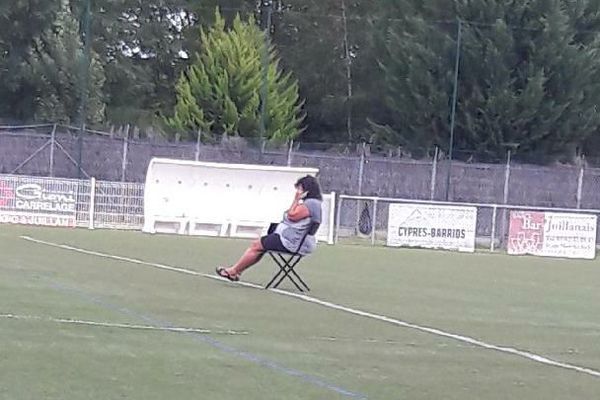 La voisine s'est installée sur la pelouse du stade