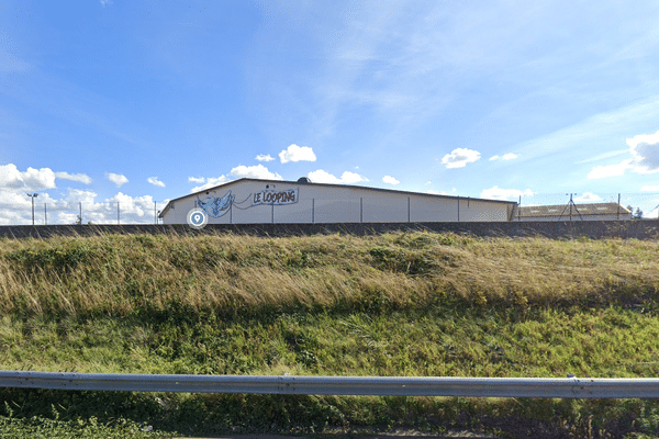 La discothèque "Le Looping" à Saint-Désert, à proximité directe des voies de la RCEA