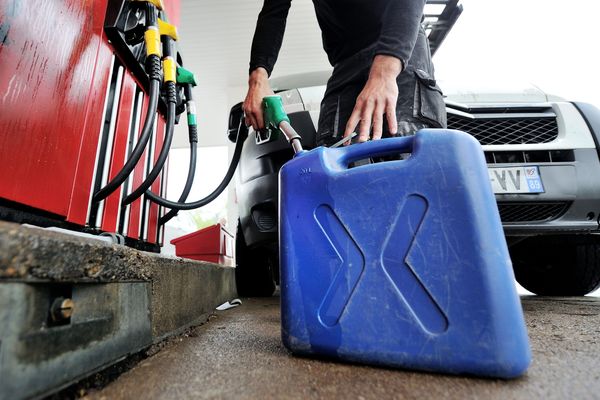 Parmi les quatre arrêtés en vigueur jusqu'à lundi, l'interdiction de la vente et le transport de carburant dans des récipients transportables (image d'illustration).