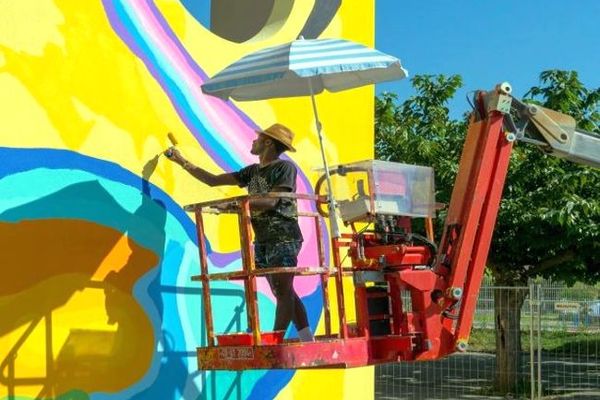 Montpellier : Bella Bah ancien mineur migrant né en Guinée réalise un fresque en hommage au Département de l'Hérault - octobre 2021.