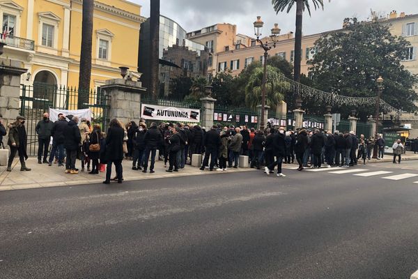 Ce samedi 4 décembre, le parti nationaliste Femu a Corsica appelait à une mobilisation générale pour demander à l'État d'enclencher "le règlement négocié du problème corse." 