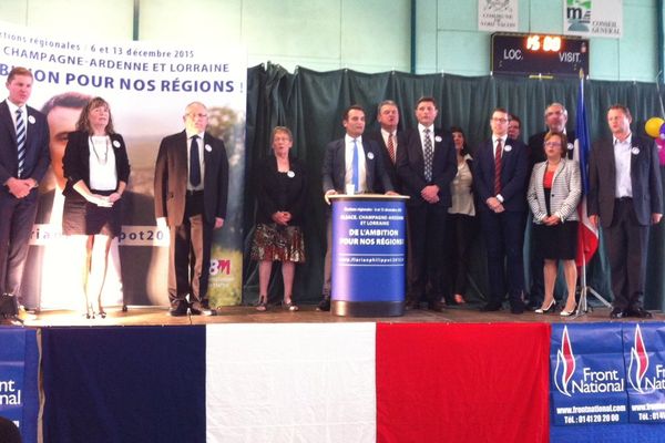 Florian Phlilppot au centre de la tribune entouré par les têtes de listes départementales du Front National.