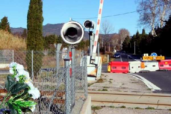 C'est à ce passage à niveau, à Millas (Pyrénées-Orientales), qu'a eu lieu la collision entre un bus scolaire et un TER le 14 décembre 2017.