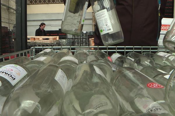 5 millions de bouteilles recyclées d'ici 2027 dans le Rhône, l'Ain et la Loire tel est l'objectif de Rebooteille, coopérative lyonnaise.