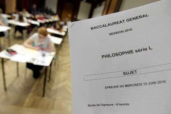 Distribution des sujets de philosophie ce matin dans une salle de classe. 