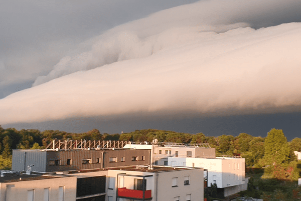 Le passage de l'immense nuage "Arcus" annonce l'arrivée imminentes de fortes pluies.