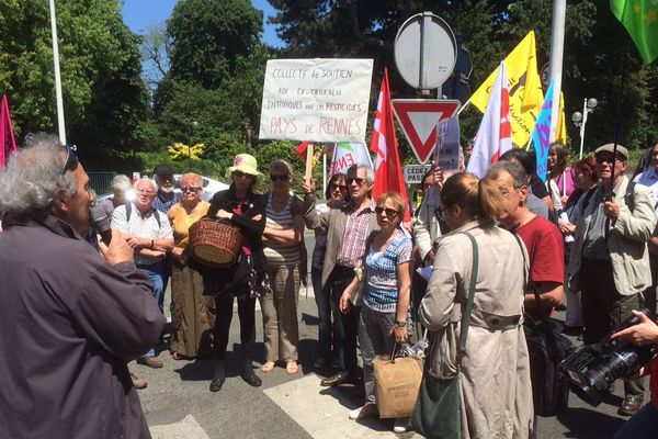 Manifestation du comité de soutien aux salariés contaminés par des pesticides dans la coopérative Trisklia