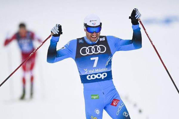 Maurice Manificat lève les bras après sa troisième place sur l'épreuve de la poursuite lors de l'étape de coupe du monde de Val Muestair en Suisse, le 3 janvier 2020. 