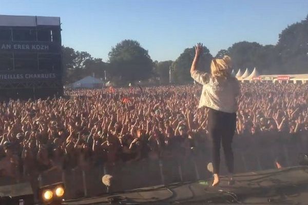 Hyphen Hyphen a fait chanter le public breton  "Qui ne saute pas n'est pas Niçois"