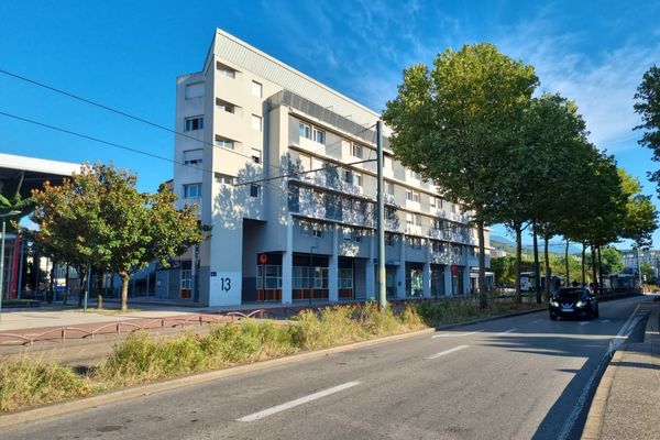 Implanté au 13 avenue du 8-Mai-1945 en plein centre-ville d’Échirolles, l’immeuble Le Carrare devant lequel s’est installé un important point de deal, a été le théâtre de plusieurs fusillades depuis fin juillet.