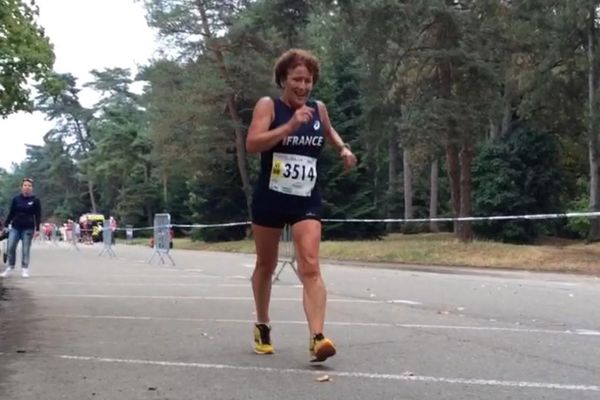 Janine Vignat a marché 3000 mètres en 16'56'40 dimanche 14 janvier 2023, battant ainsi le record du monde dans sa catégorie des W65.