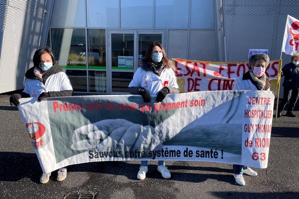 Une centaine de personnels soignants et hospitaliers se sont rassemblés à Clermont-Ferrand pour manifester ce mardi 11 janvier.