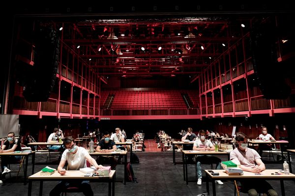 80 étudiants ont passé un examen ce 2 juin, dans l'enceinte de l'Ancienne Belgique, salle de concert bien connue à Bruxelles.