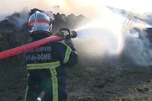 En milieu d'après-midi, mercredi, 400 m3 de paille entreposés en plein air ont pris feu à Surat, dans le Puy-de-Dôme