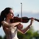 La violoniste Esther Abrami empêchée d'embarquer dans son avion à cause de son instrument.