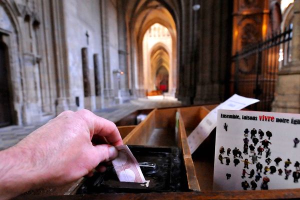 En deux ans, le suspect aurait volé pour au moins 7.500 euros de dons de paroissiens.