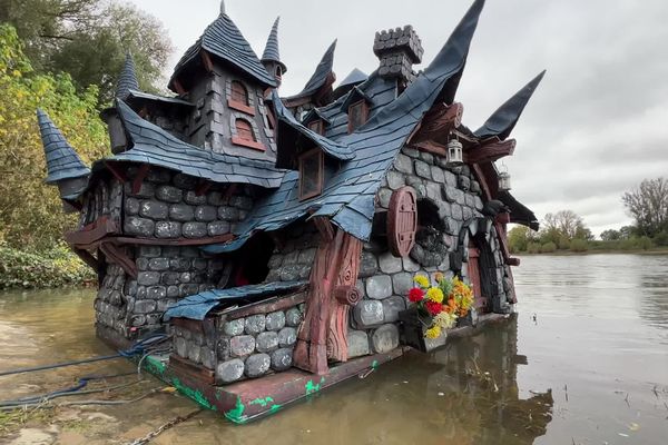 Un château flottant qui semble tout droit sorti d'un livre pour enfant.