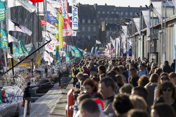 Foule sur les quais de Saint-Malo