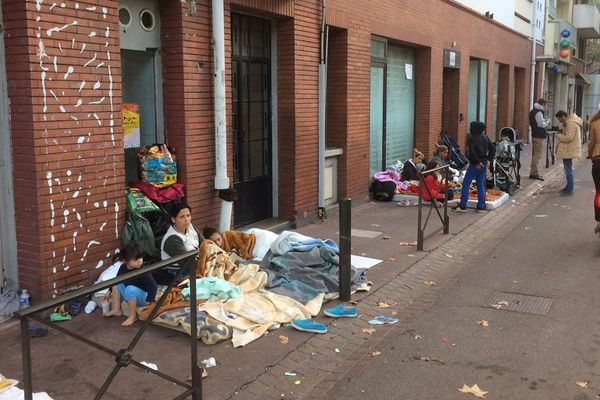 La famille Brasha dort désormais dans la rue, quartier Saint-Cyprien. 