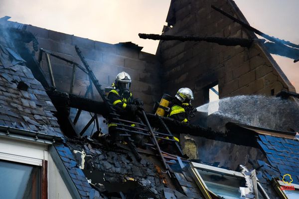 Deux pompiers en train de contrôler l'incendie à Tours.