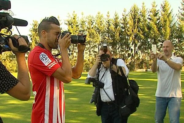 Le joueur photographe ! Youssouf Hadji s'est emparé d'un appareil pour shooter ses coéquipiers !