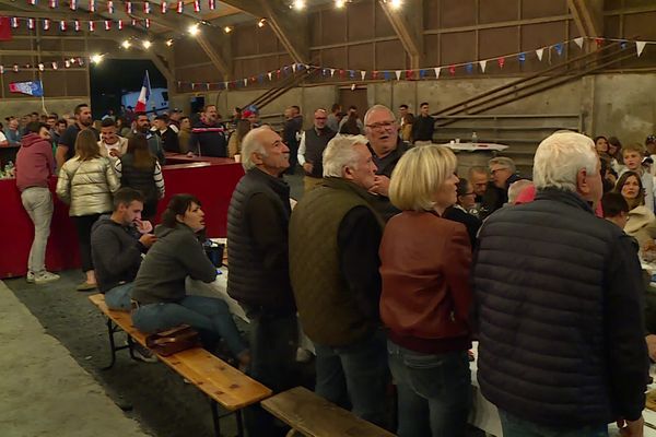 Le hangar aux vaches est transformé en salle télé pendant la Coupe du monde de rugby