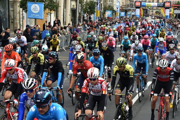 Ambiance au départ de l'étape Le Puy en Velay-Riom - Le 11 juin 2019 - Photo d'illustration. Cyclisme. 