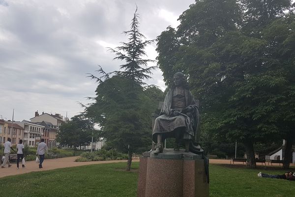 Dans sa cité natale de Clermont-Ferrand (63), la statue de Blaise Pascal trône dans un square du centre-ville.