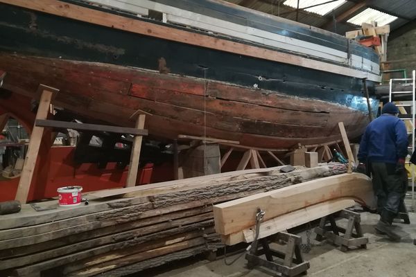L'étrave, pièce de bois de 100 kilos prête à être installée sur le Dundee Lorette