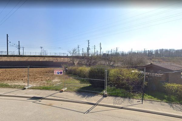 L'accident s'est produit au niveau d'un chantier bordant la voie SNCF dans la commune de Mundolsheim.