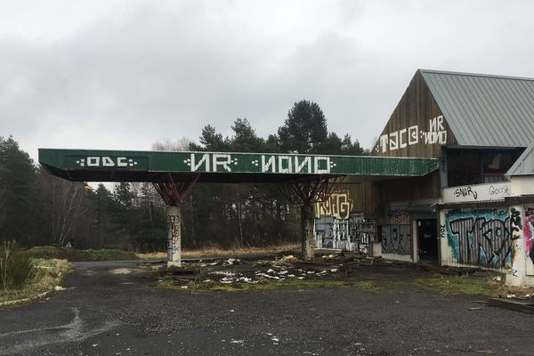 L’ancienne station-service d'Orcines, dans le Puy-de-Dôme, sera détruite en juin 2019. 