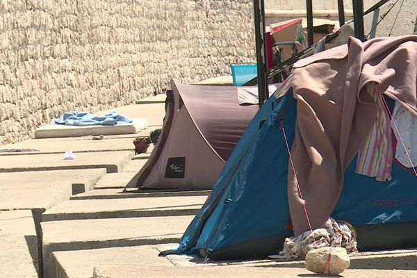 Une dizaine de tentes sont installées sur les blocs de béton du port de Nice 