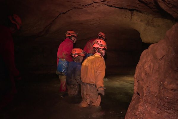 La spéléologie ne se pratique pas qu'à la Montagne, mais dans les Deux-Sèvres aussi.