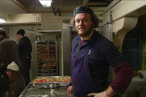 Arnaud Fournier, maître coq à bord de l'Hermione prépare trois repas par jour pour 80 personnes.